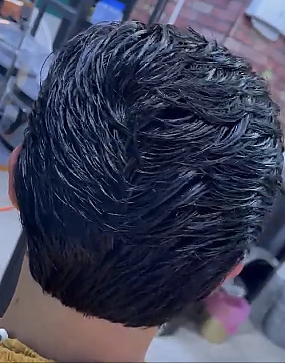 Corte con textura arriba y nuca limpia, recién hecho