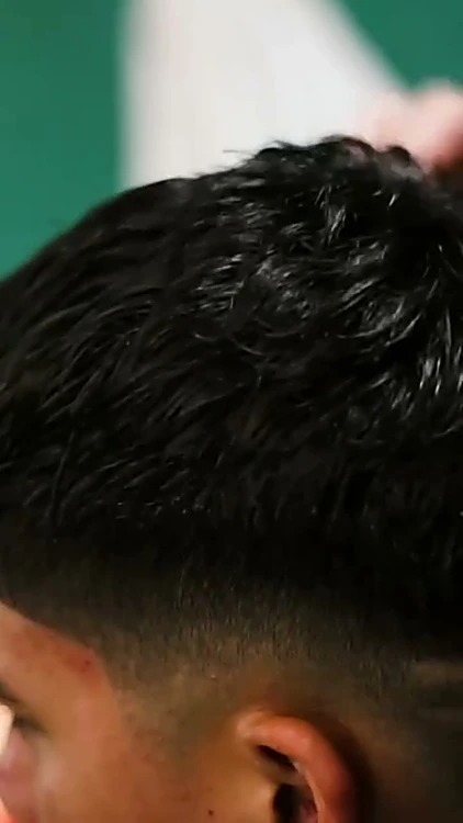 Acabado de un desvanecido visto de cerca, cabello rizado arriba