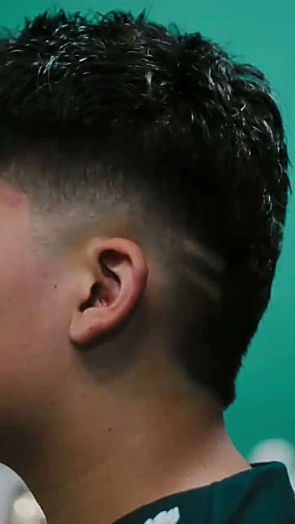 Desvanecido visto de lado con una línea marcada arriba de la oreja